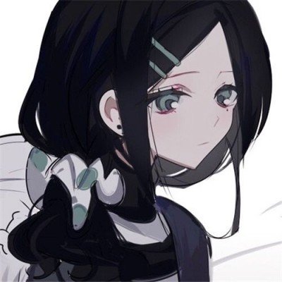 女孩太想念老人睡墓碑旁不愿走