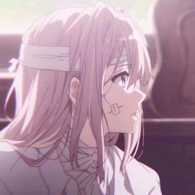 两女子推护理床上的老人赏花